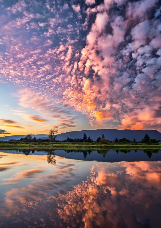 Photographie symétrique de nuages recouvrant un ciel bleu